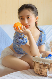 美女被男人激烈床吻